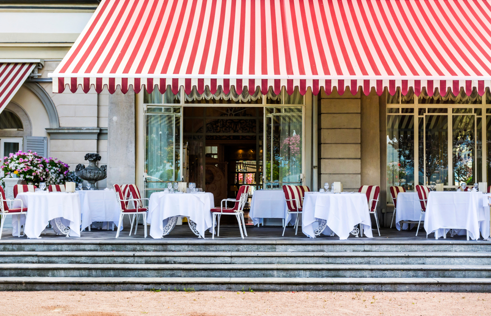 Awnings vs. Umbrellas: Which is the Better Option for Your Business?